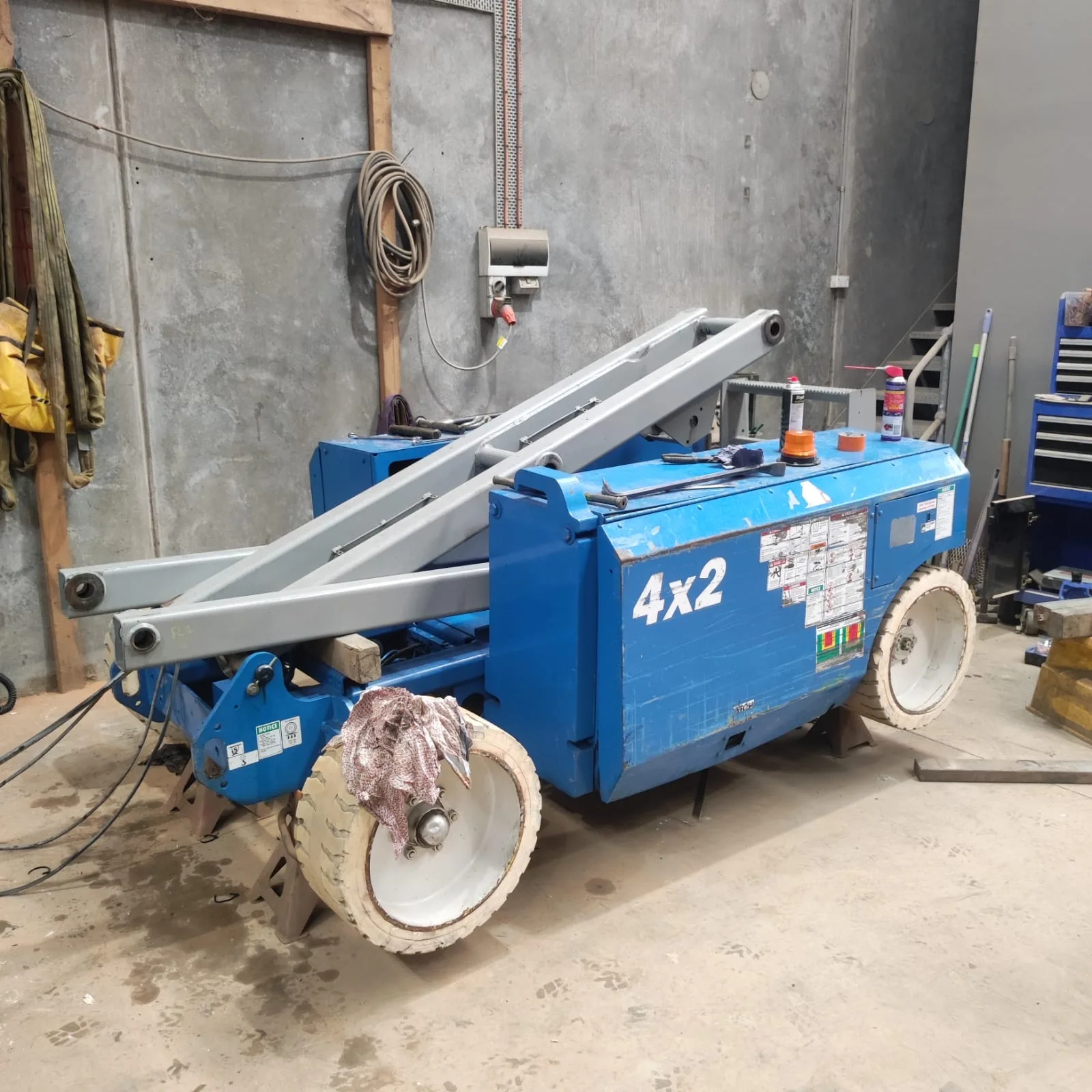 Scissor lift in progress of major inspection