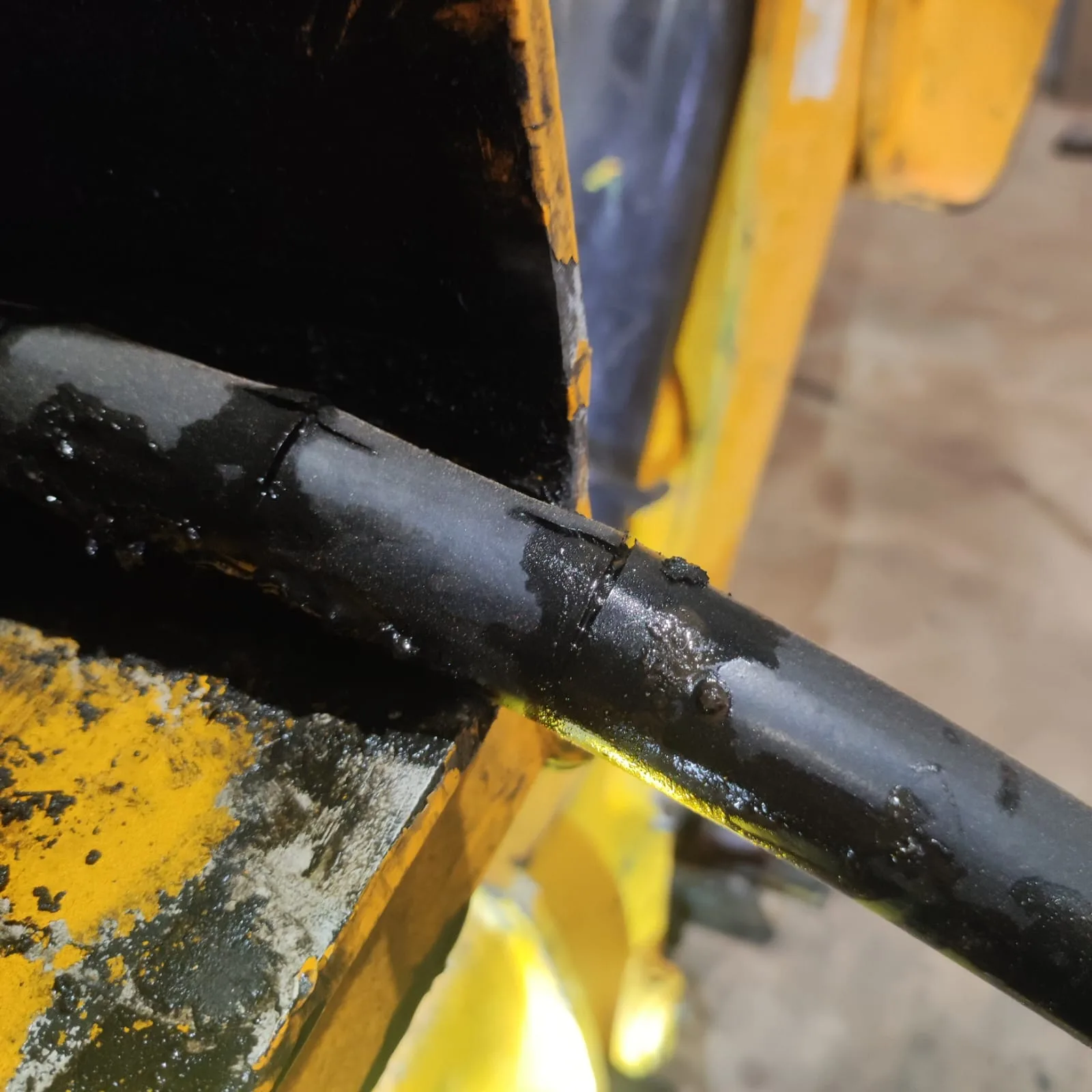Damaged hydraulic line on the machine body