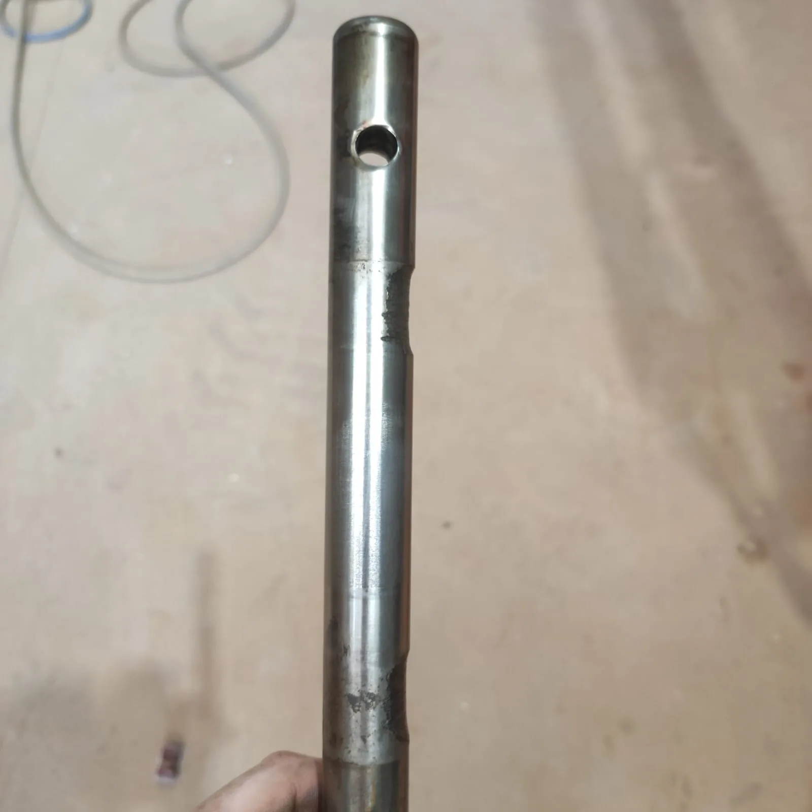 Worn scissor pin - surface damage from elongation